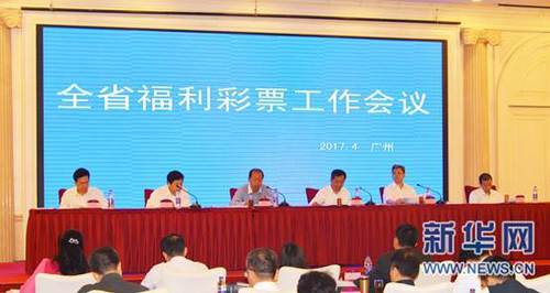 近日，她自曝自己第一次走穴演出赚到3600元，不过被文化部勒令写检查。