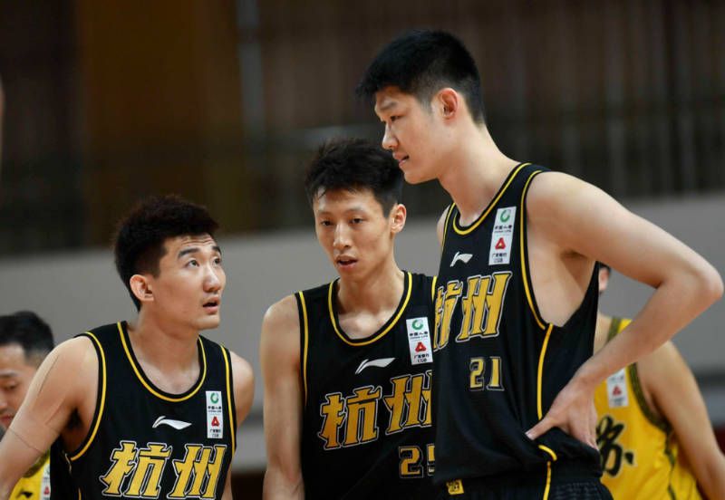 合表现中国传统绘画风格，而不断创新的储氏铁画也在本次与“燃比娃”的合作中尝试了新工艺，以更好地表现影片画面的质感。