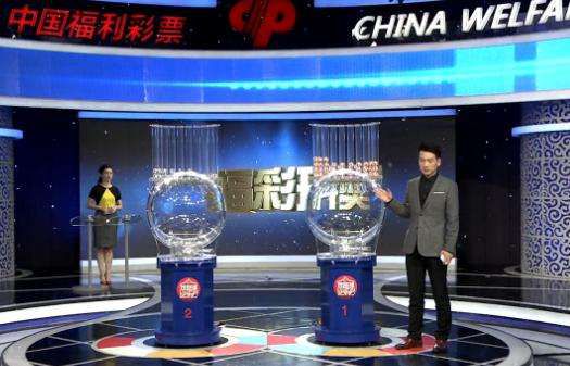 “哈利波特”操劳舞台剧 新片《以爱之名》将映 2013-08-15 8月13日，媒体拍到“哈利波特”丹尼尔·雷德克里夫从伦敦西区科沃德剧院里走出，他最近一直在这里演出舞台剧《The Cripple of Inishmaan》，他的脸颊看起来圆润了一些，前些时候，他因为暴瘦、脸颊凹陷曾让人怀疑毒瘾复发，他的经纪人解释说是因为排练舞台剧辛苦所致。