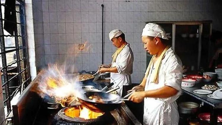 脱了她裙子摸进她的内裤亲吻
