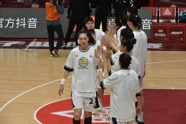 3月1日，[电影网]独家连线电视剧《甄嬛传》的导演郑晓龙，对方证实了这一消息，称电影版剧本已经完成第一稿，仍由原著小说作者流潋紫负责改编。