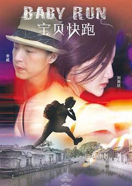 “美国队长”的替身演员穿战袍、背盾牌、骑摩托车出现在片场。